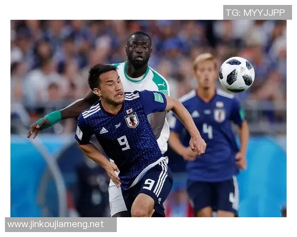 足球明星抠糖饼的趣味生活揭秘与场上风采的完美结合